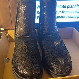 Authentic woman, sequins, UGGs brand new, never worn